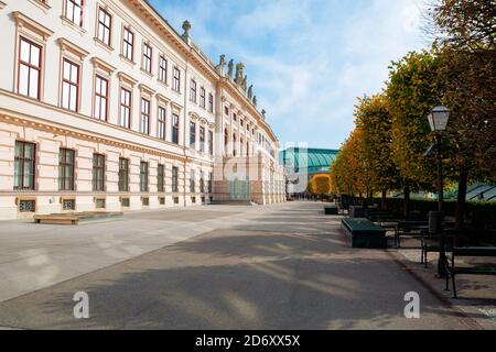 wien, österreich - OCT 17, 2019: Terrasse auf der Rückseite des albertina Museumsgebäudes. Café und Restaurant Platz. Bänke unter den Bäumen im Herbst Folia Stockfoto