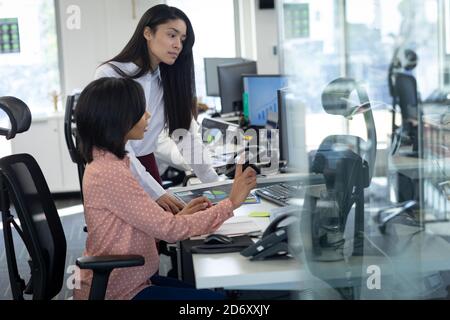 Zwei Geschäftsfrauen arbeiten zusammen im modernen Büro Stockfoto