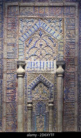 Mihrab (Gebetsnische) aus dem 13. Jahrhundert aus der Kasan Moschee, Iran, ausgestellt im Pergamon Museum, Berlin, Deutschland Stockfoto