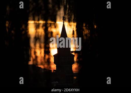 Berlin, Deutschland. Oktober 2020. Die Sonne geht hinter der Oberbaumbrücke auf. Quelle: Paul Zinken/dpa-Zentralbild/dpa/Alamy Live News Stockfoto