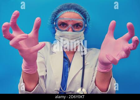 Krankenschwesternhände mit roten bösen Augen greifen nach dem Patienten, blauer Hintergrund. Der Arzt streckt aus und will dich aus nächster Nähe greifen. Konzept von zu Hause bleiben werden Stockfoto