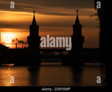 Berlin, Deutschland. Oktober 2020. Die Sonne geht hinter der Oberbaumbrücke auf. Quelle: Paul Zinken/dpa-Zentralbild/dpa/Alamy Live News Stockfoto