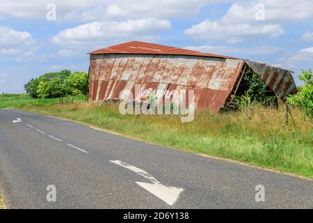 Frankreich, Loir et Cher, Ruine landwirtschaftlichen Hangar in Blech am Rande einer Straße // Frankreich, Loir-et-Cher (41), hangar ruiné en tôle au Bord d'une Stockfoto