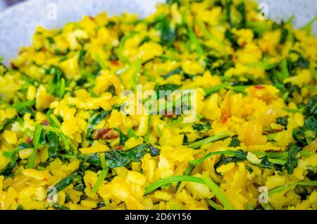 Nahaufnahme von gelben & grünen Linsen & Micro Greens Curry im indischen Stil. Ideal für Restaurant Hintergründe. Stockfoto