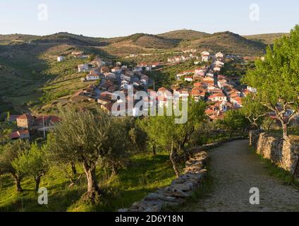 Castelo Melhor in der Nähe von Vila Nova de Foz COA. Das Tal des Flusses Douro. Es ist das Weinanbaugebiet Alto Douro und als UNESCO-Weltkulturerbe. Euro Stockfoto