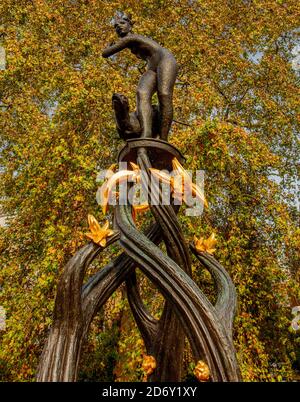 Der Diana-Brunnen (Diana der Baumkronen) im Grünen Park; entworfen von Estcourt J Clack im Jahr 1952. Es war ein Geschenk des Bodenfonds. Stockfoto