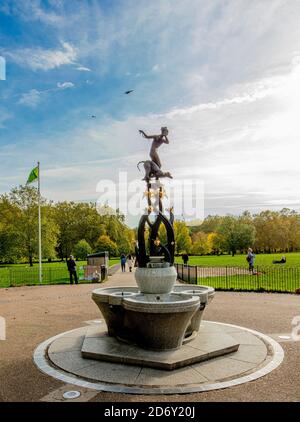 Der Diana-Brunnen (Diana der Baumkronen) im Grünen Park; entworfen von Estcourt J Clack im Jahr 1952. Es war ein Geschenk des Bodenfonds. Stockfoto