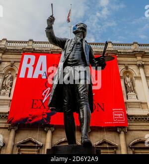 Statue von Sir Joshua Reynolds von Alfred Drury im Annenberg Hof der Royal Academy of Arts (RA), Piccadilly, London, errichtet 1931 Stockfoto