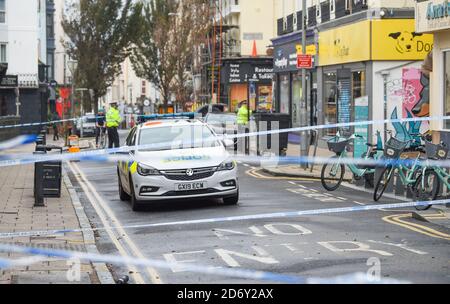 Brighton UK 20. Oktober 2020 - die Polizei sperrt immer noch ein Gebiet der St James's Street in Brighton ab, nachdem am Vortag ein schwerer Vorfall stattgefunden hat, bei dem ein bewaffneter Angriff mit Schüssen zu hören war. : Credit Simon Dack / Alamy Live News Stockfoto