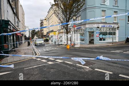 Brighton UK 20. Oktober 2020 - die Polizei sperrt immer noch ein Gebiet der St James's Street in Brighton ab, nachdem am Vortag ein schwerer Vorfall stattgefunden hat, bei dem ein bewaffneter Angriff mit Schüssen zu hören war. : Credit Simon Dack / Alamy Live News Stockfoto