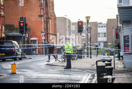 Brighton UK 20. Oktober 2020 - die Polizei sperrt immer noch ein Gebiet der St James's Street in Brighton ab, nachdem am Vortag ein schwerer Vorfall stattgefunden hat, bei dem ein bewaffneter Angriff mit Schüssen zu hören war. : Credit Simon Dack / Alamy Live News Stockfoto