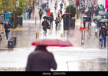 Die Öffentlichkeit in der Buchanan Street in Glasgow muss bis morgen um 9:00 Uhr eine gelbe Warnung vor Regen abgeben. Kredit: Euan Cherry Stockfoto