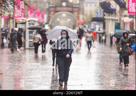 Die Öffentlichkeit in der Buchanan Street in Glasgow muss bis morgen um 9:00 Uhr eine gelbe Warnung vor Regen abgeben. Kredit: Euan Cherry Stockfoto