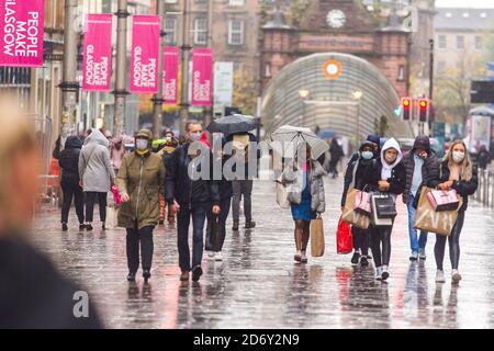 Die Öffentlichkeit in der Buchanan Street in Glasgow muss bis morgen um 9:00 Uhr eine gelbe Warnung vor Regen abgeben. Kredit: Euan Cherry Stockfoto