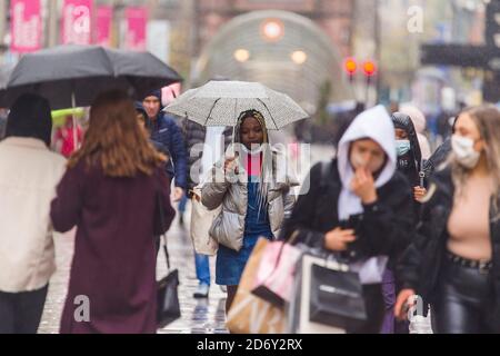 Die Öffentlichkeit in der Buchanan Street in Glasgow muss bis morgen um 9:00 Uhr eine gelbe Warnung vor Regen abgeben. Kredit: Euan Cherry Stockfoto