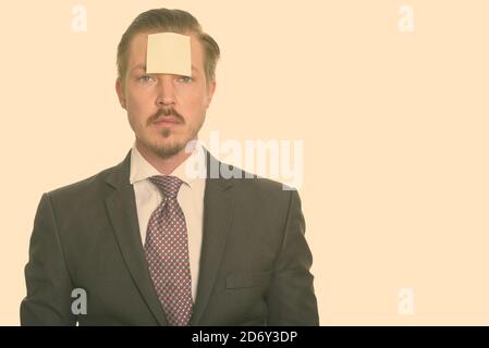 Junge stattlichen Kaukasischen Geschäftsmann mit Zettel auf der Stirn Stockfoto