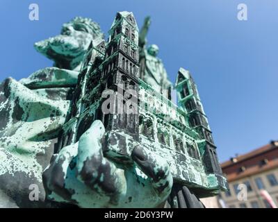 Brunnen Maximiliansbrunnen von Ferdinand von Miller in der Altstadt. Kaiser und König Heinrich II. (Heinrich II.) mit der Bamberger Kath Stockfoto