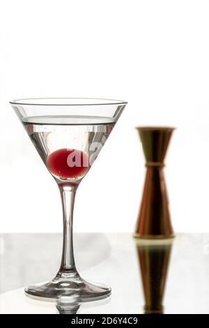 Japanische Pantoffel Cocktail isoliert und Meter für die Zubereitung von Cocktails mit weißem Hintergrund. Martiniglas. Stockfoto