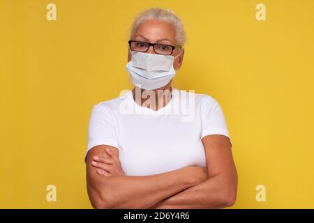 Ältere Frau trägt schützende medizinische Maske zum Schutz vor Viren Stockfoto
