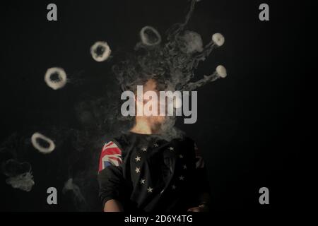 Ein Vape-Cloud-Performer zeigt einige seiner Tricks in einem Vape-Café in der Provinz Banten, Indonesien. Stockfoto