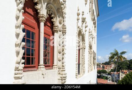 Palacio Nacional de Sintra, der Nationalpalast in Sintra, in der Nähe von Lissabon, Teil des UNESCO-Weltkulturerbes. Europa, Südeuropa, Portugal Stockfoto