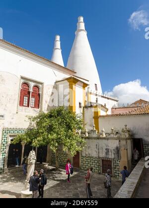 Palacio Nacional de Sintra, der Nationalpalast in Sintra, in der Nähe von Lissabon, Teil des UNESCO-Weltkulturerbes. Kamin der Küche. Europa, Süd-Euro Stockfoto