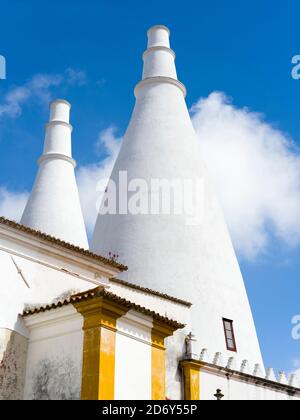 Palacio Nacional de Sintra, der Nationalpalast in Sintra, in der Nähe von Lissabon, Teil des UNESCO-Weltkulturerbes. Kamin der Küche. Europa, Süd-Euro Stockfoto