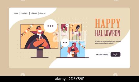 Menschen diskutieren während Videoanruf glücklich halloween Party Coronavirus Quarantäne Online-Kommunikation Männer Frauen in verschiedenen Kostümen auf digitalen Geräten Bildschirme horizontale Vektordarstellung im Hochformat Stock Vektor