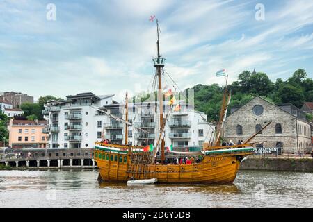 The Matthew of Bristol, Karavellnachbildung des Segelschiffs John Cabot. Moderne Rekonstruktion Segeln auf dem Fluss Avon, mit einer Bootsladung von Touristen. Stockfoto