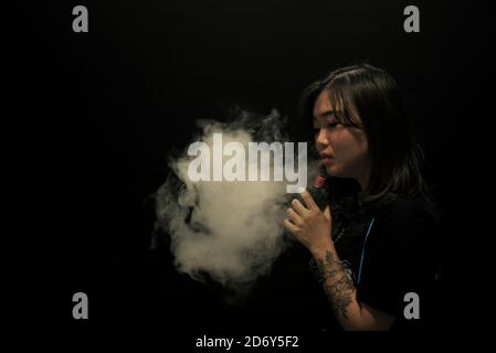 Portrait der Wape Cloud Performerin Deborah Chen während des jährlichen Vape Fest in Jakarta, Indonesien. Stockfoto