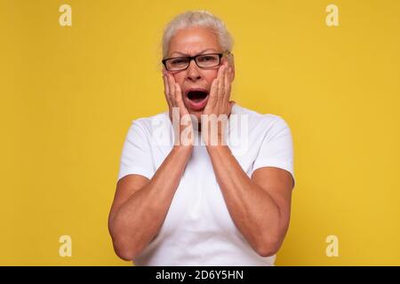 Ängstlich schockiert ältere Frau frustriert gestressten Ausdruck Stockfoto