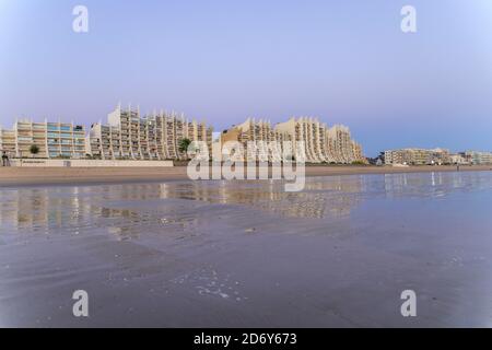 Frankreich, Loire Atlantique, Cote d'Amour, La Baule, Strand und Meer mit Gebäuden am Abend // Frankreich, Loire-Atlantique (44), Côte d'Amour, La Stockfoto