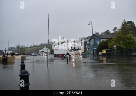 Fahrzeuge, die durch das Wasser der Überschwemmungen auf dem Wolfe Tone Square, Bantry Stadtlots, West Cork, Irland, fahren Stockfoto