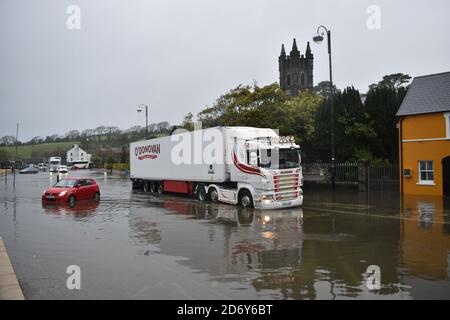 Fahrzeuge, die durch das Wasser der Überschwemmungen auf dem Wolfe Tone Square, Bantry Stadtlots, West Cork, Irland, fahren Stockfoto