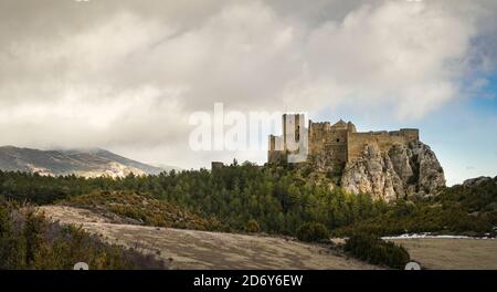 Panoramablick bei Sonnenuntergang auf das mittelalterliche romanische Abteischloss von Loarre in der Provinz Huesca. Stockfoto