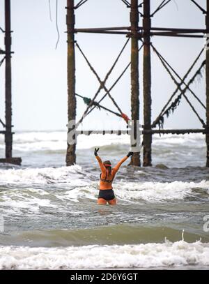 Brighton UK 20. Oktober 2020 - EINE Schwimmerin genießt ihr tägliches Bad im Meer in Brighton an einem luftigen, aber hellen Morgen bei Ebbe . Für die nächsten Tage in ganz Großbritannien werden die nassen und windigen Bedingungen prognostiziert, während sich Sturm Barbara aus Europa nähert : Credit Simon Dack / Alamy Live News Stockfoto