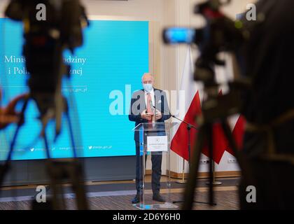 Warschau, Masowien, Polen. Oktober 2020. Pressekonferenz MARLENA MALAG, Ministerin für Familie und Sozialpolitik und Dr. MICHAL SUTKOWSKI im Bild: MICHAL SUTKOWSKI Quelle: Hubert Mathis/ZUMA Wire/Alamy Live News Stockfoto