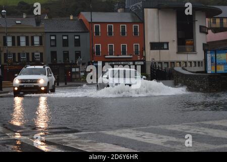 Fahrzeuge, die durch das Wasser der Überschwemmungen auf dem Wolfe Tone Square, Bantry Stadtlots, West Cork, Irland, fahren Stockfoto