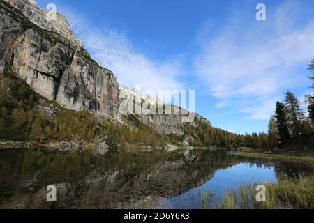 Herbst in den Dolomiten, Blick auf Federa See umgeben von Bergen Stockfoto