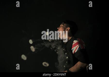 Ein Vape-Cloud-Performer zeigt einige seiner Tricks in einem Vape-Café in der Provinz Banten, Indonesien. Stockfoto