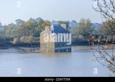 Frankreich, Loire Atlantique, Loire-Mündung, Coueron, die Maison dans la Loire von Französisch Künstler Jean-Luc Courcoult installiert als Teil der 2007 Ausgabe o Stockfoto