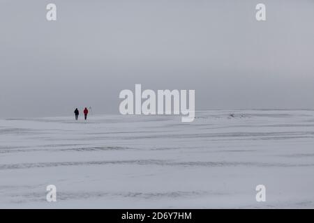 Zwei Wanderer in der Ferne zu Fuß über eine schneebedeckte Landschaft in Großbritannien nach dem Tier aus dem Osten Schneesturm Stockfoto
