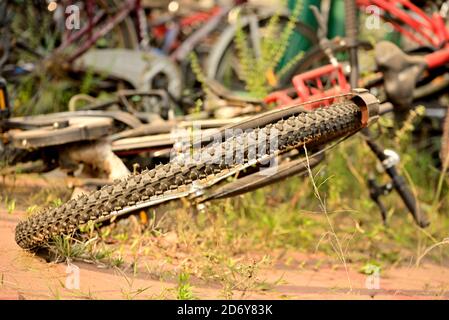 Nahaufnahme eines Fahrradrades, das in einem Fahrrad liegt Parkschlitz Stockfoto