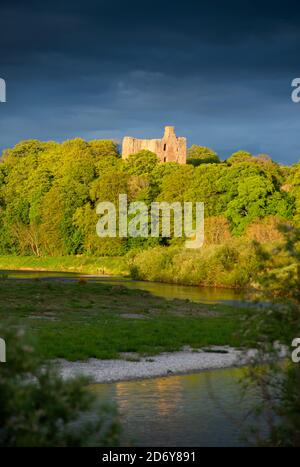 Norham Castle hoch über dem Fluss Tweed an einem Sommerabend mit Blick auf die Middle Ford, Northumberland, England, Großbritannien Stockfoto