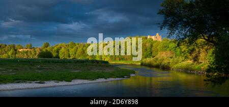 Norham Castle hoch über dem Fluss Tweed an einem Sommerabend mit Blick auf die Middle Ford, Northumberland, England, Großbritannien Stockfoto