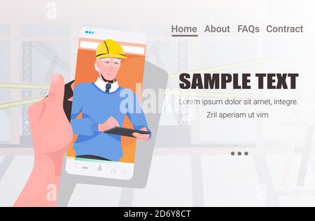 Männlicher Techniker auf dem Smartphone-Bildschirm, der während eines Videoanrufs selbst diskutiert Isolation Online-Kommunikation Konzept Baustelle Master in Helm horizontal Kopieren Raum Porträt Vektor-Illustration Stock Vektor