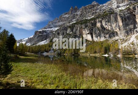 Herbst in den Dolomiten, Blick auf Federa See umgeben von Bergen Stockfoto