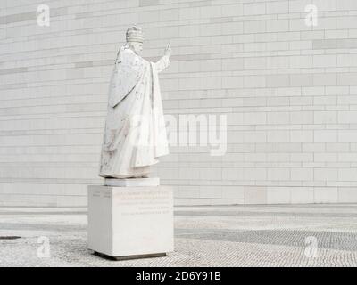 Statue von Papst Pius XII. Vor der Wand der Basilika der heiligen dreifaltigkeit Igreja da Santissima Trindade. Fatima, ein Wallfahrtsort. Europ Stockfoto