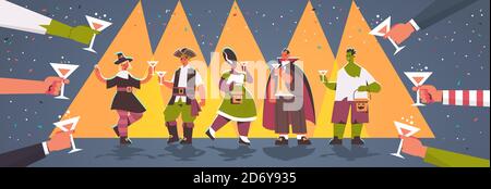 Hände halten Gläser um Menschen in verschiedenen Kostümen feiern glücklich halloween Party Konzept Mischung Rennen Männer Frauen mit Spaß Gruß Karte voller Länge horizontale Vektorgrafik Stock Vektor