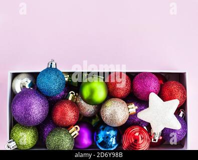 Bunte Weihnachtskugeln für Urlaub Hintergrund Stockfoto
